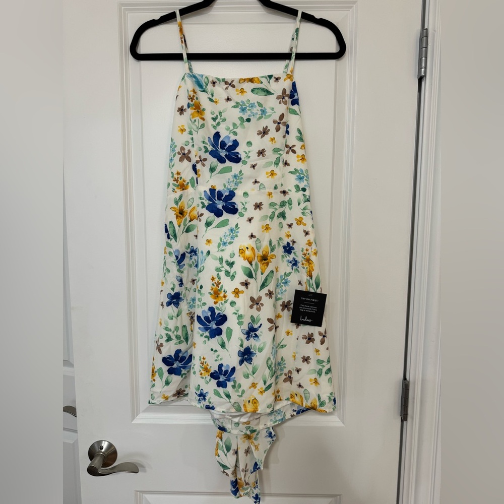 Lulu’s - NWT! Floral Mini Dress with Big Bow Detail on Back - Size M